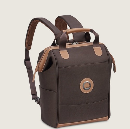 Zaino nuovo con etichette
